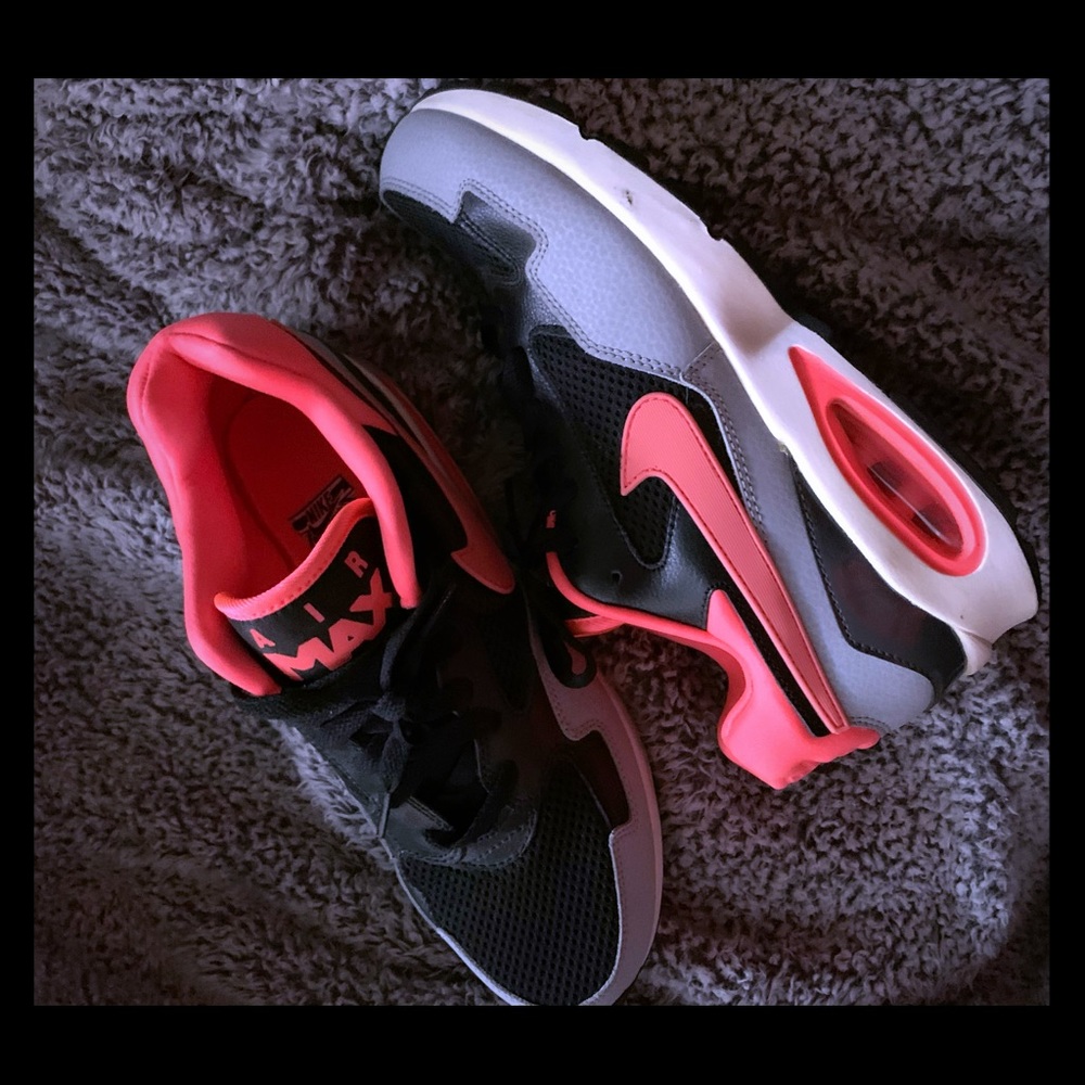 NIKE AIR MAX